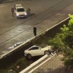 Carro vai parar dentro de canal em Guarujá