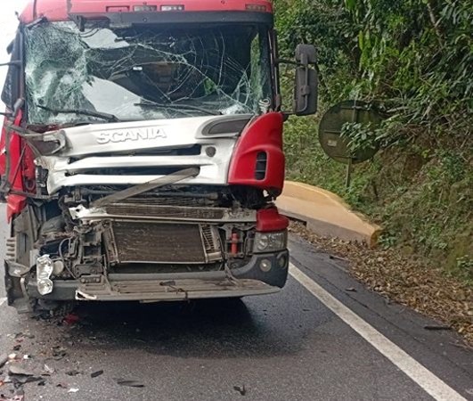 Colisão entre carretas causa congestionamento na Via Anchieta