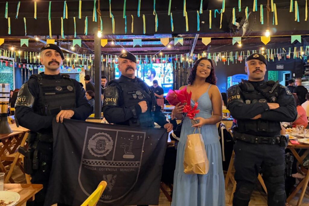 Adolescente convida GCM para festa de 15 anos após recuperar celular roubado