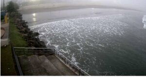 Neblina chega forte, fecha canal do Porto e paralisa travessias