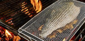 Tainha na brasa preserva tradição familiar em restaurante de Itanhaém
