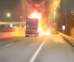 Carreta pega fogo após colisão na Cônego Domênico Rangoni