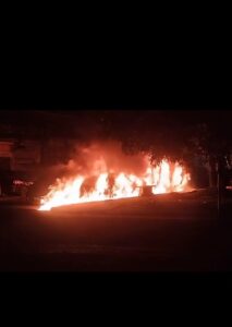 Incêndio atinge quatro veículos estacionados em rua de VC