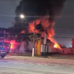 Incêndio de grandes proporções atinge loja em Vicente de Carvalho