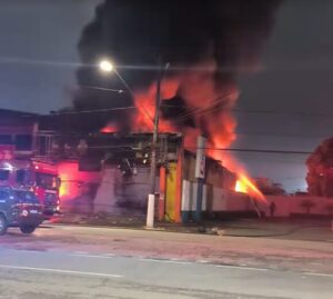 Incêndio de grandes proporções atinge loja em Vicente de Carvalho