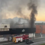 Galpão de antigo supermercado pega fogo em Praia Grande