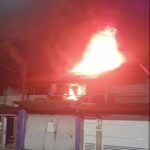 Incêndio atinge sobrado e destrói parte de imóvel em Bertioga