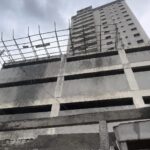 Idosa fica ferida ao ser atingida objetos de obra em Praia Grande