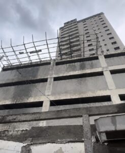 Idosa fica ferida ao ser atingida objetos de obra em Praia Grande