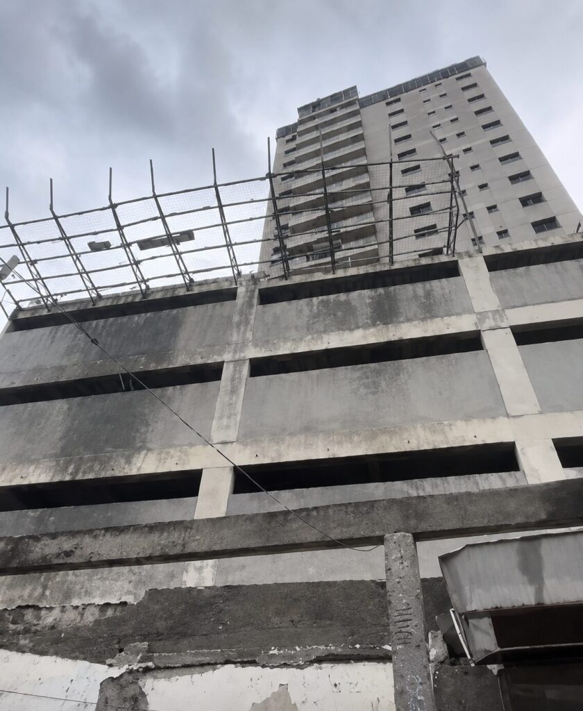 Idosa fica ferida ao ser atingida objetos de obra em Praia Grande