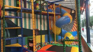 Restaurantes com espaço kids para curtir as férias em Santos