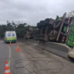 Carreta tomba em alça de acesso de rodovia da região