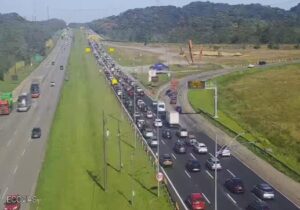 Com sol e calor na Baixada, SAI tem sábado de congestionamentos