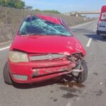 Colisão entre carreta e carro provoca capotamento em Mongaguá