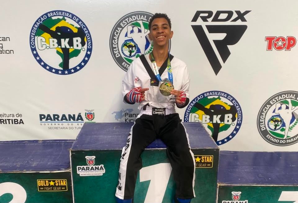 Jovem de São Vicente conquista título brasileiro de kickboxing
