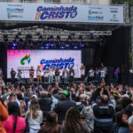 Evangélicos louvam Cristo com rock, pagode, gospel e orações em Santos