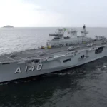 Navio-aeródromo chega a Santos e abre visitação