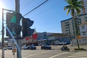 Via onde idosa teve perna amputada em SV recebe semáforos para pedestres