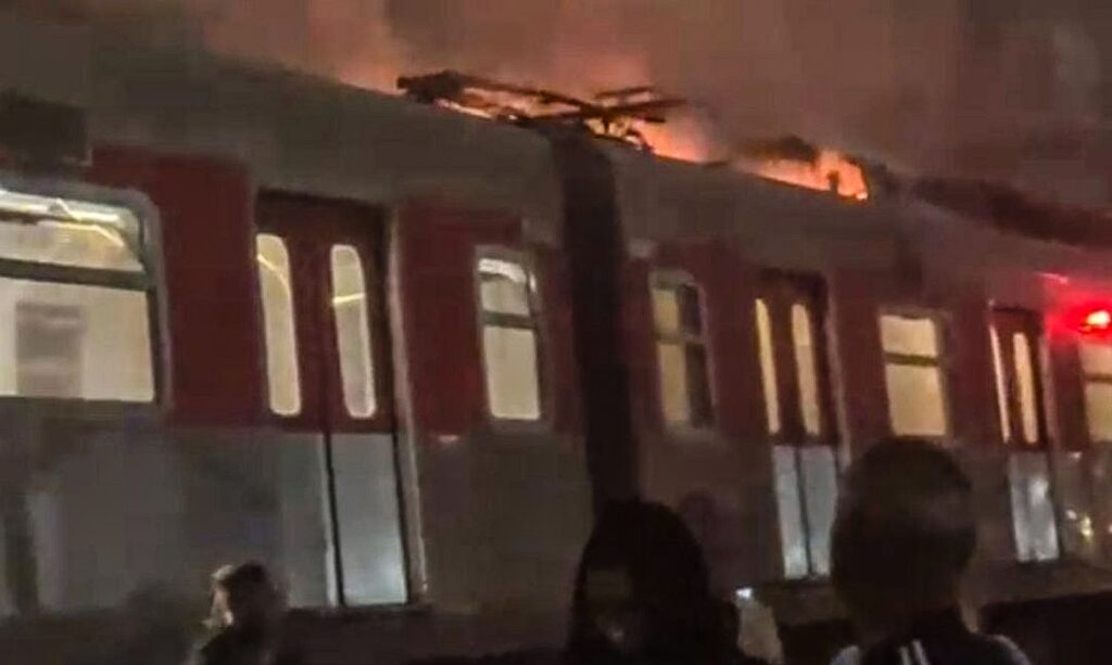 Trem pega fogo, três linhas param e SP vive manhã de caos