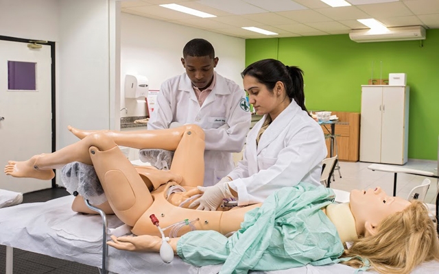 Curso de Enfermagem tem simulador de parto inédito em Santos | Jornal da Orla