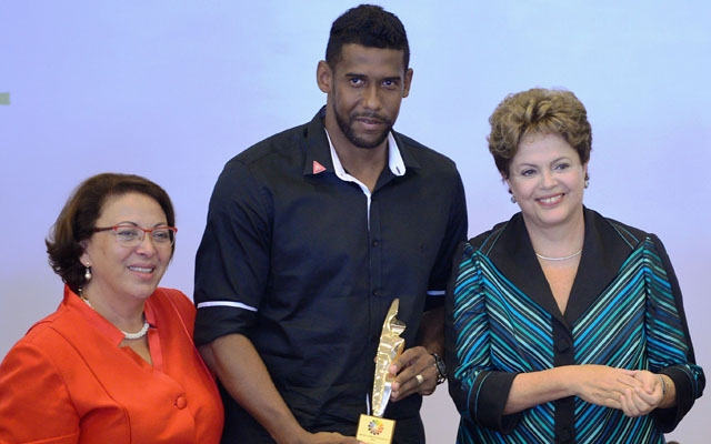 Goleiro Aranha ganha o Prêmio Direitos Humanos | Jornal da Orla