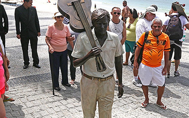Tom Jobim ganha estátua  na praia de Ipanema | Jornal da Orla