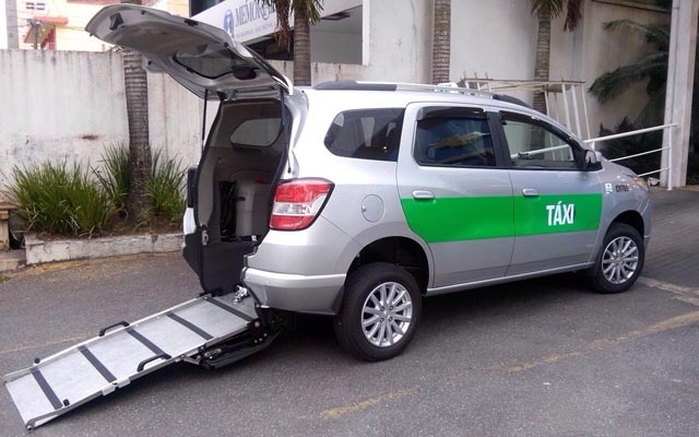 Primeiro táxi acessível é apresentado e incorporado à frota santista | Jornal da Orla