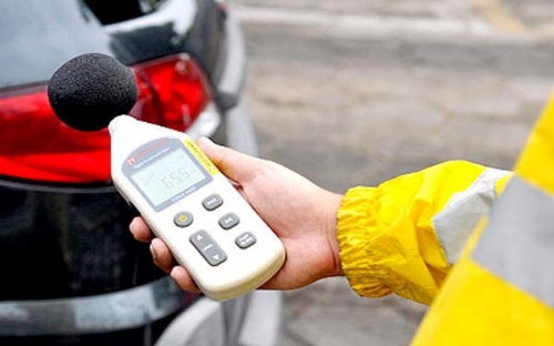 Som alto em veículos estacionados está proibido em Santos