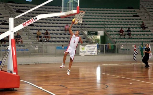 Time de basquete de Santos se prepara para o Paulista