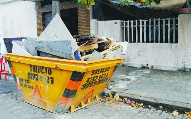 Blitz flagra transporte irregular de entulho em Santos