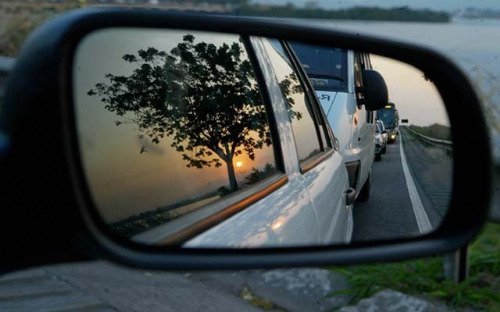 Posição correta do espelho retrovisor evita danos | Jornal da Orla