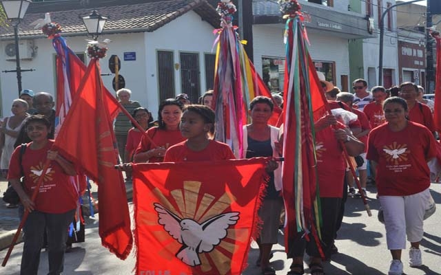 Fiéis se preparam para a procissão da ‘Folia do Divino no Rio Acima’ em Itanhaém