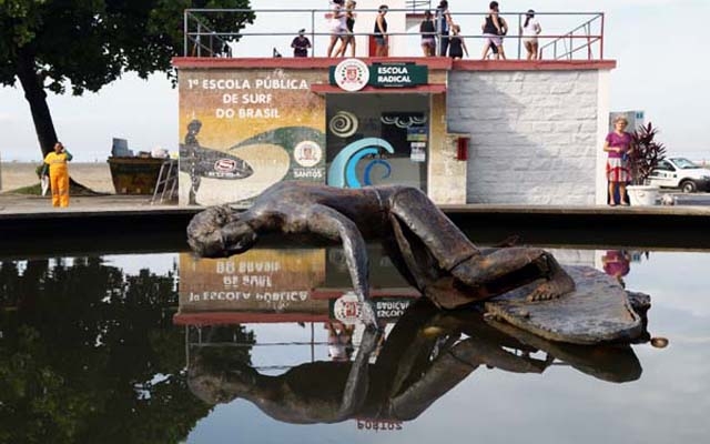 Prefeitura de Santos restaura estátuas de surfistas