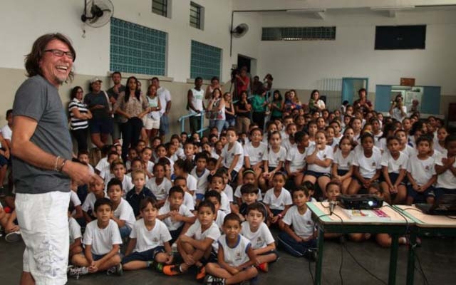 Projeto com o cantor Lenine visita escola em Santos | Jornal da Orla