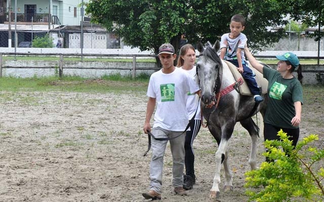 Equoterapia ajuda pessoas com deficiência em São Vicente