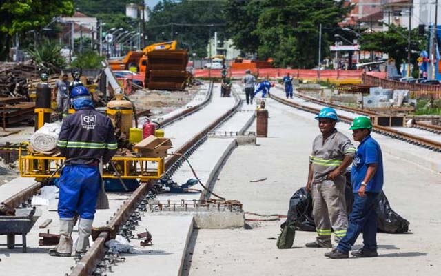 Obras do VLT fecham cruzamentos em São Vicente neste sábado (17)