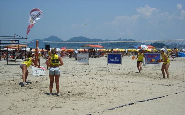 Aulas grátis de beach tênis na praia | Jornal da Orla