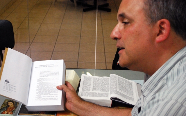 Padre lança o livro sobre Judaísmo | Jornal da Orla