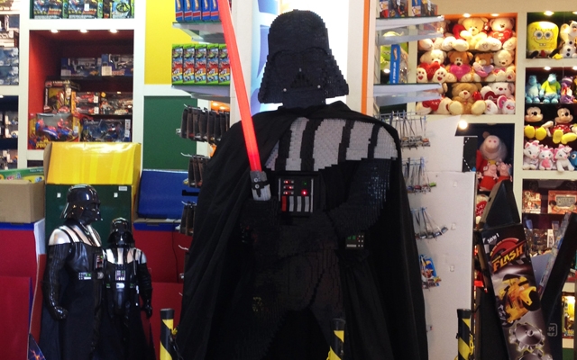 Boneco do Darth Vader, de 2,5 metros de altura, é atração em loja de Santos | Jornal da Orla