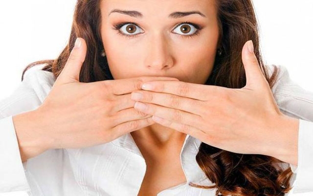 De cada 10 pessoas, quatro sofrem com o mau hálito | Jornal da Orla