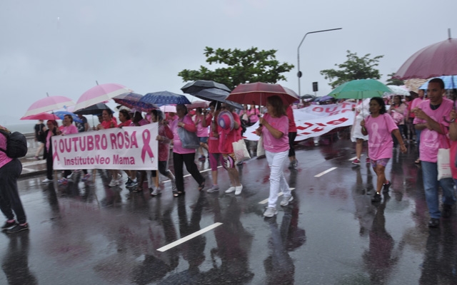 6ª Caminhada do Outubro Rosa reúne cerca de 2.500 pessoas na orla da praia