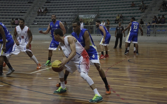 Vitória no basquete masculino