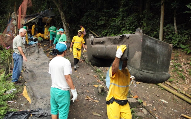 Força-tarefa: Duas toneladas de detritos são retiradas no Morro do José Menino