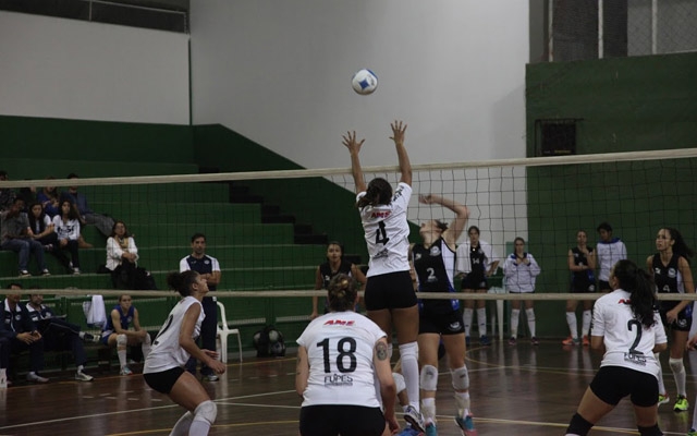 Vôlei feminino santista enfrenta o Sesi-SP