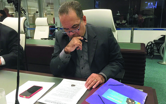 Fogo amigo na Câmara de Santos
