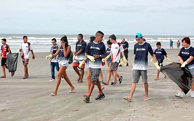 Caminhada ecológica na praia reúne mais de 150 pessoas em PG
