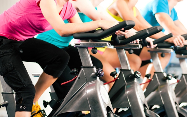 Especialista lista os benefícios de praticar aulas de bike e as vantagens do treino