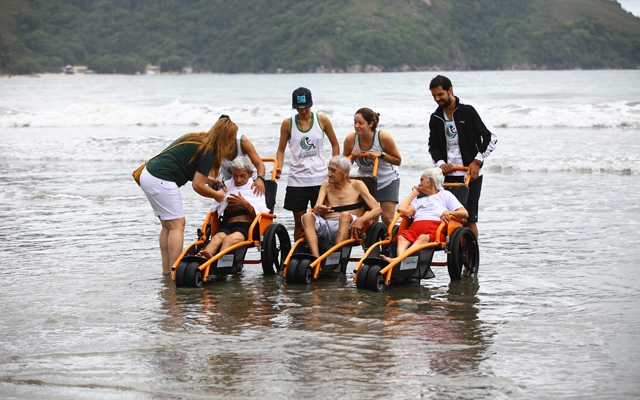 Programa Praia Acessível: Idosos de Miracatu conhecem o mar de Santos | Jornal da Orla