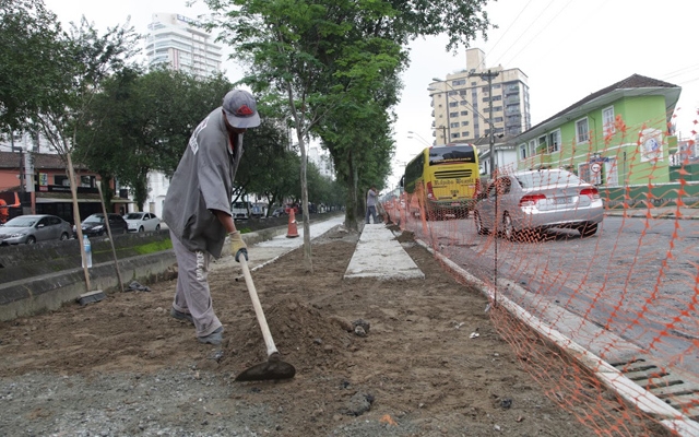 Prefeitura de Santos prepara novo trecho do canal 4 para pavimentação