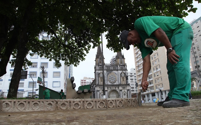 Serviços de revitalização acontecem na praça do Embaré